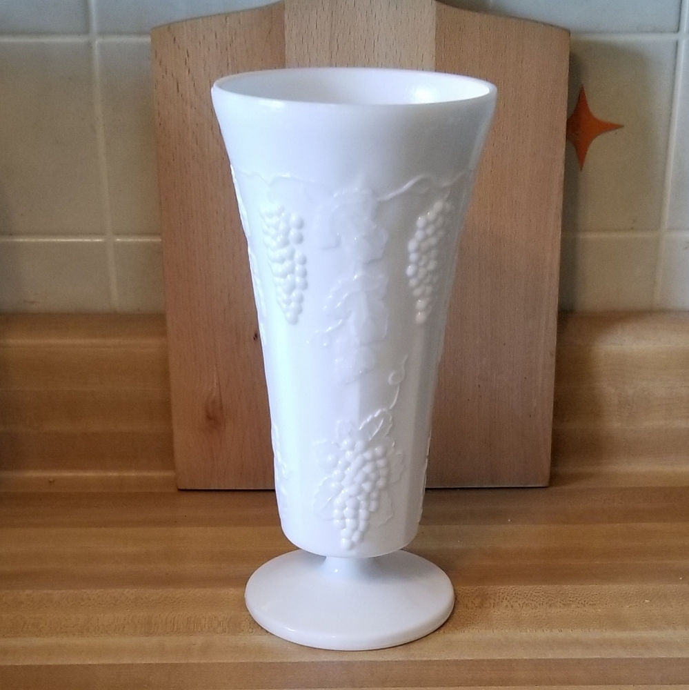 💖💖Large Milk Glass Pedestal Vase